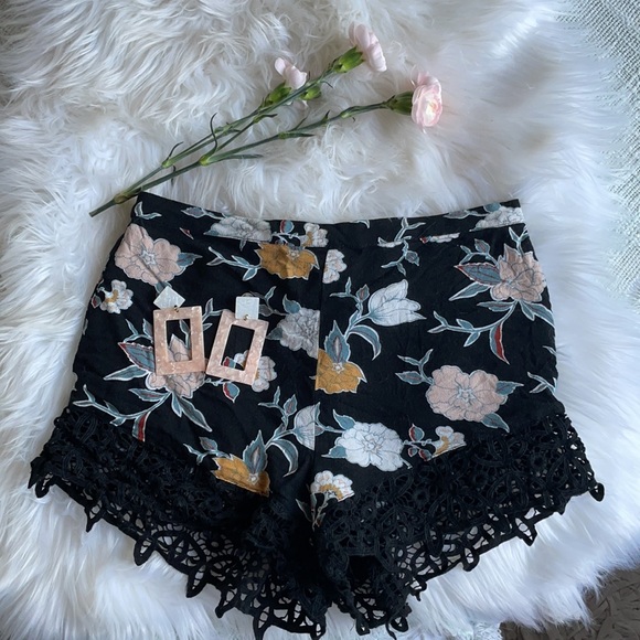 Kendall & Kylie Jenner Brand Shorts w/ Lace | S 🖤 - Picture 3 of 8